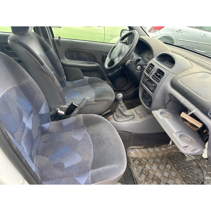RENAULT CLIO 2 PHASE 1 1.2i - 8V Photo n°19