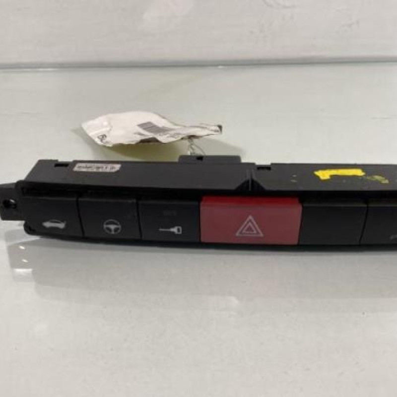 Bouton de warning FIAT GRANDE PUNTO Photo n°1