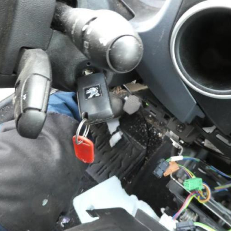 Attache ceinture avant droit PEUGEOT PARTNER 2 Photo n°13
