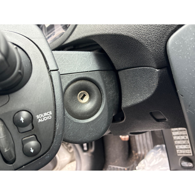 Attache ceinture avant gauche RENAULT CLIO 3 Photo n°14