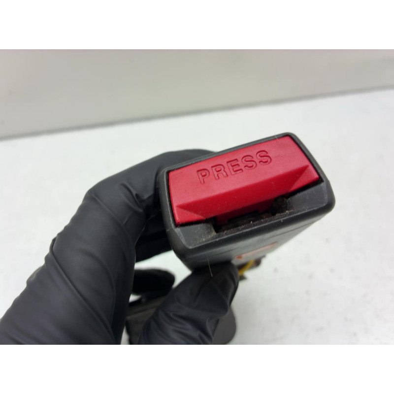 Attache ceinture arriere gauche HYUNDAI I 40 Photo n°3