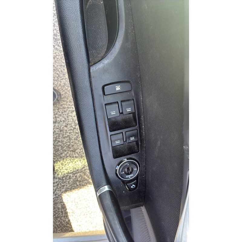 Attache ceinture arriere gauche HYUNDAI I 40 Photo n°15
