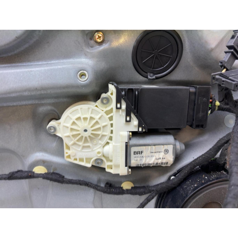 Leve vitre electrique avant gauche VOLKSWAGEN GOLF 4 Photo n°3