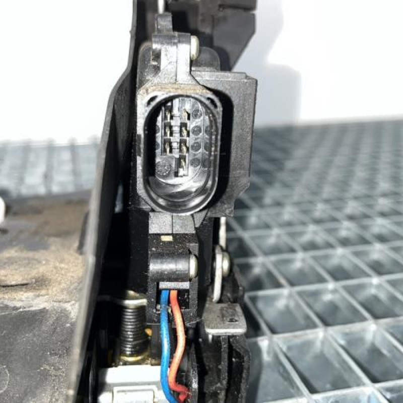 Serrure arriere droit AUDI A4 2 Photo n°3