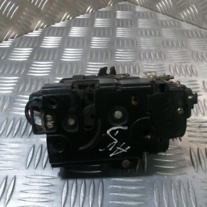 Serrure avant droit VOLKSWAGEN GOLF 4 Photo n°1