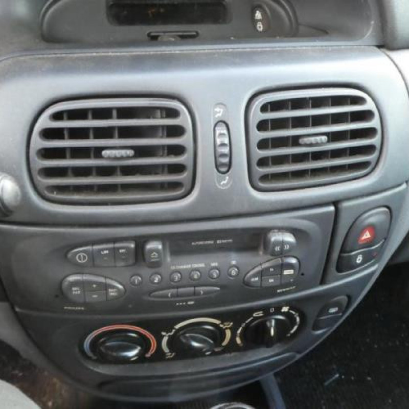 Porte avant droit RENAULT MEGANE 1 Photo n°14