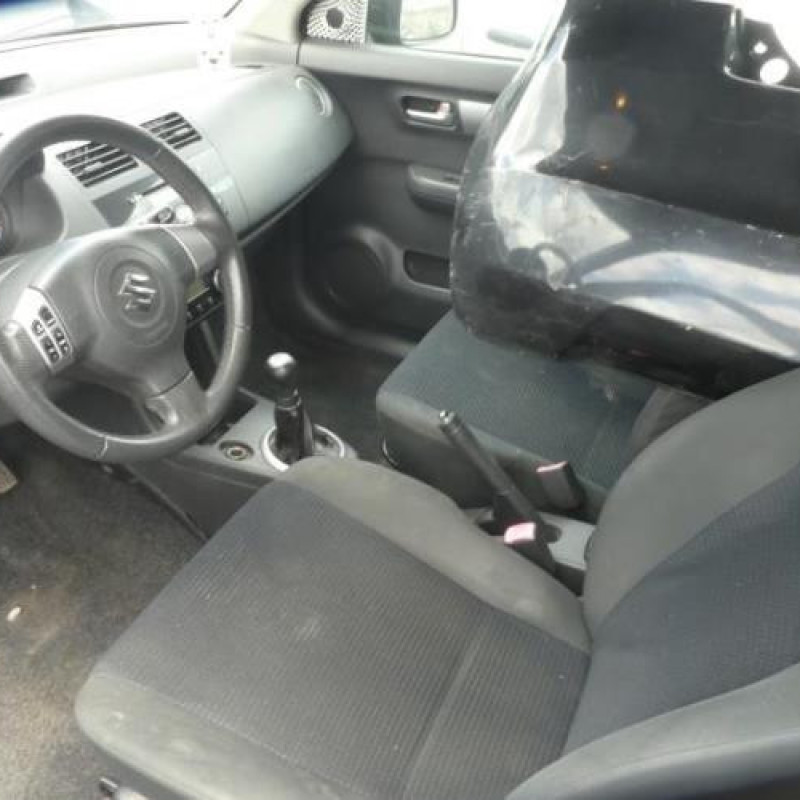Malle/Hayon arriere SUZUKI SWIFT 3 Photo n°7