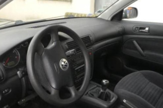 Serrure avant droit VOLKSWAGEN PASSAT 4