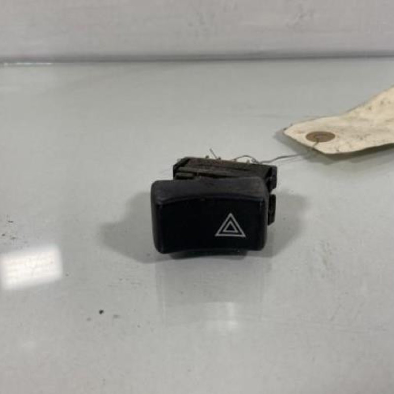 Bouton de warning RENAULT R11 Photo n°1