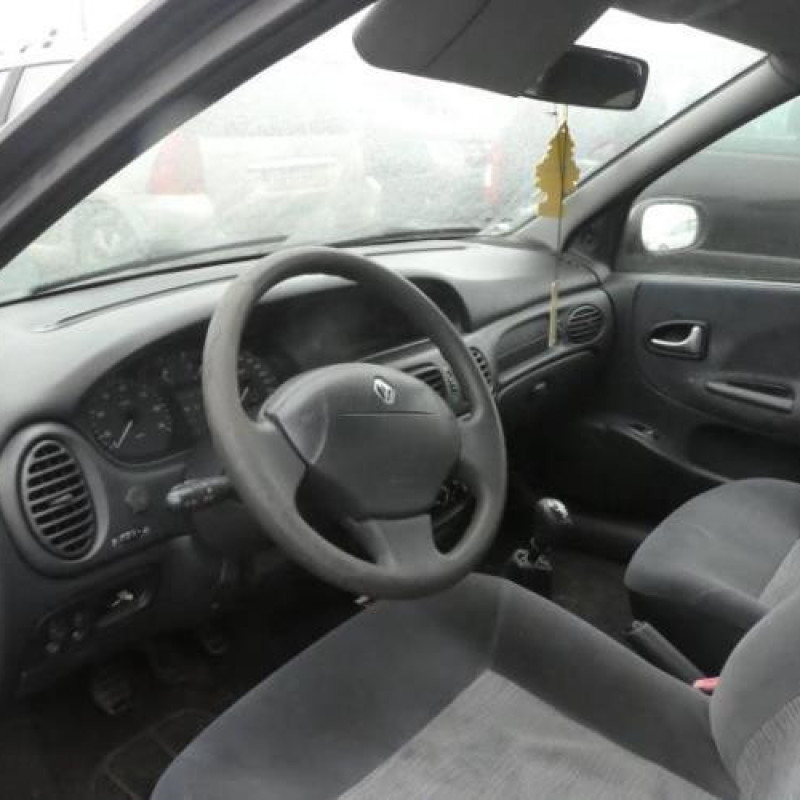 Compresseur clim RENAULT MEGANE 1 Photo n°8