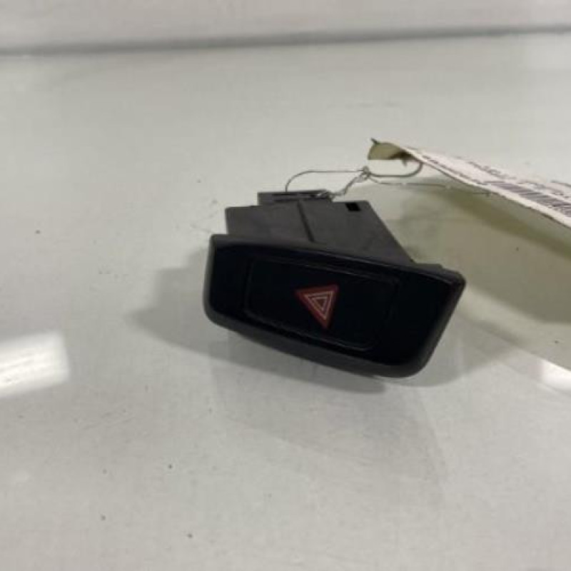 Bouton de warning AUDI A4 3 Photo n°1