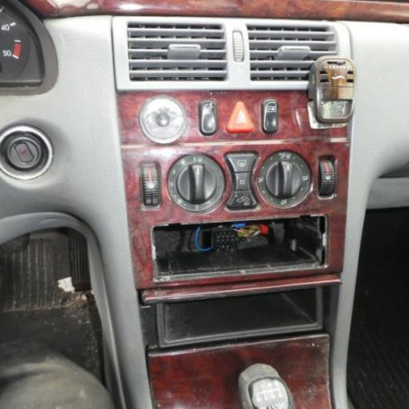 Vitre avant gauche MERCEDES CLASSE E 210 Photo n°5