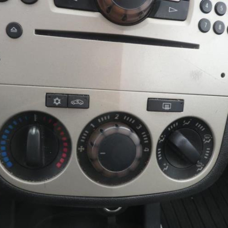 Porte avant gauche OPEL CORSA D Photo n°10