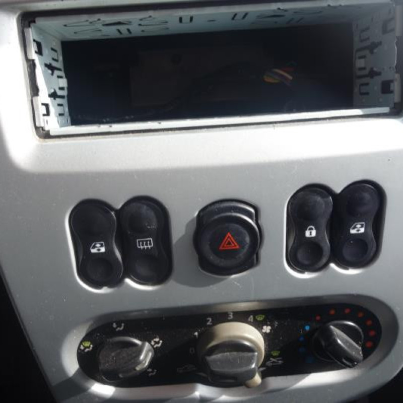 Leve vitre electrique avant gauche DACIA SANDERO 1 Photo n°8