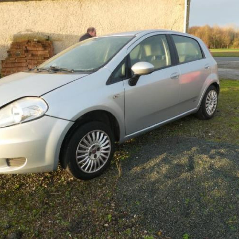 Verin de coffre FIAT GRANDE PUNTO Photo n°2