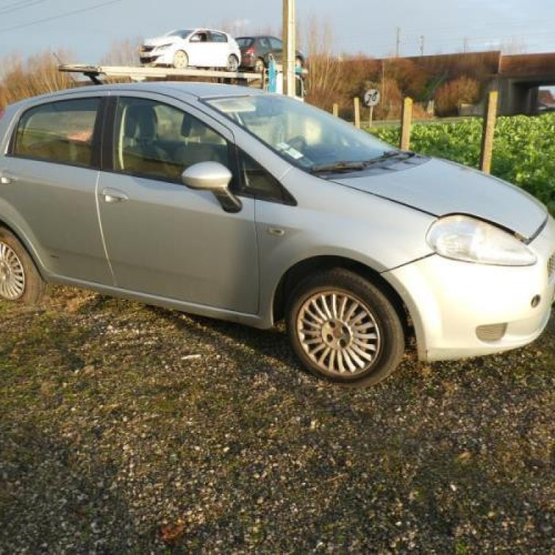 Verin de coffre FIAT GRANDE PUNTO Photo n°3