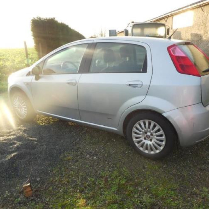 Verin de coffre FIAT GRANDE PUNTO Photo n°5
