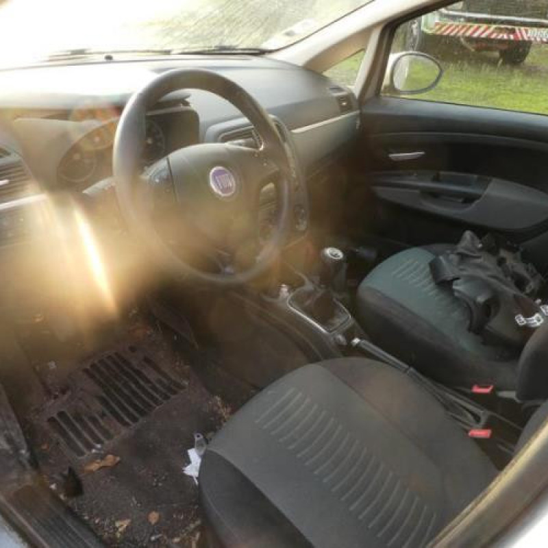 Verin de coffre FIAT GRANDE PUNTO Photo n°6