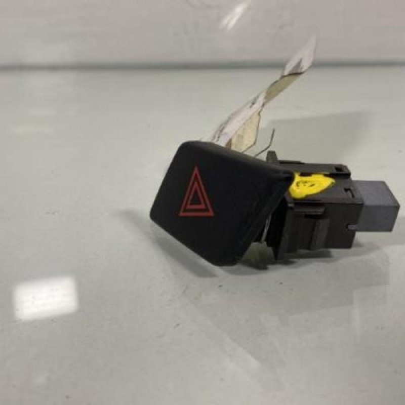 Bouton de warning TOYOTA YARIS 2 Photo n°2
