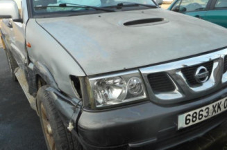 Serrure avant droit NISSAN TERRANO 2
