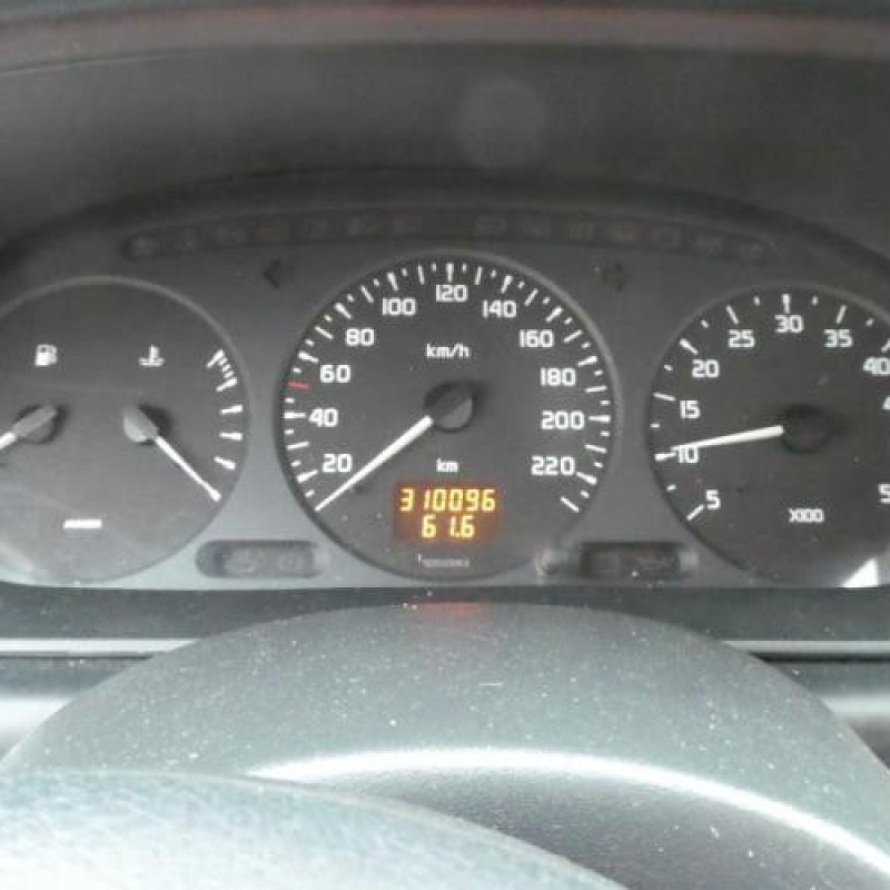 Malle/Hayon arriere RENAULT MEGANE 1 Photo n°10