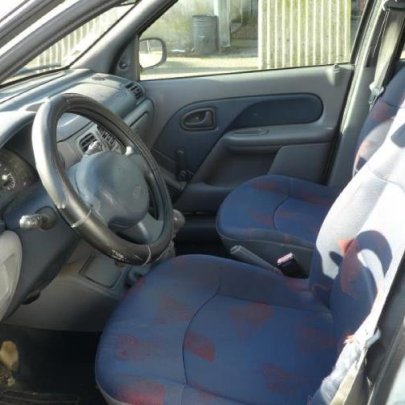 Pare choc avant RENAULT CLIO 2 Photo n°9