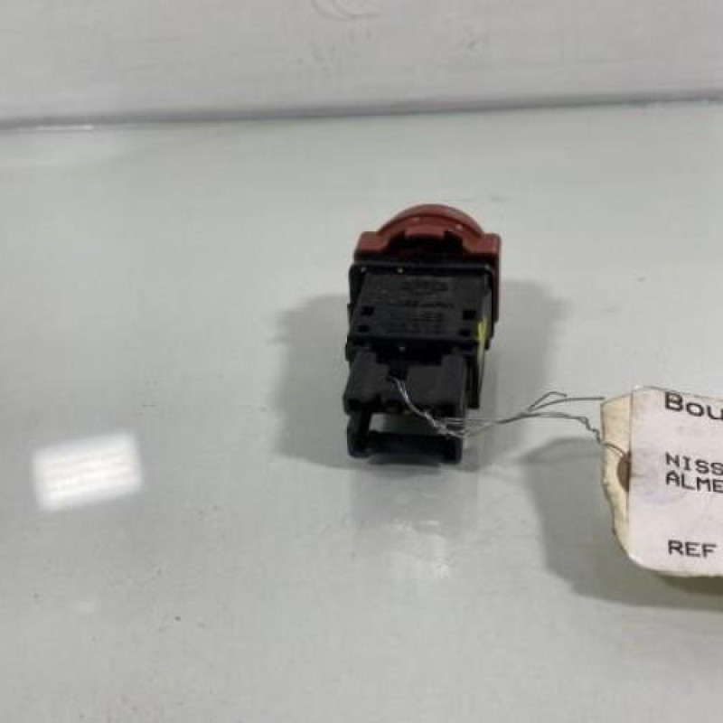Bouton de warning NISSAN ALMERA TINO Photo n°3
