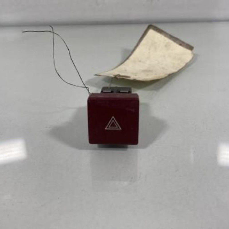 Bouton de warning AUDI A3 2 Photo n°1