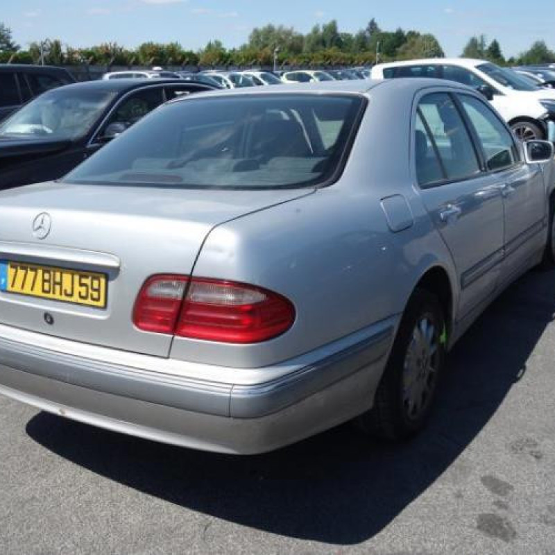 Pretensionneur de ceinture avant droit MERCEDES CLASSE E 210 Photo n°6