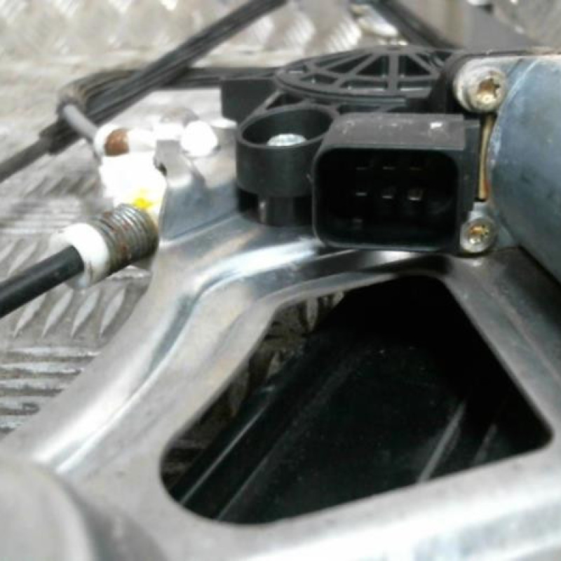 Leve vitre electrique avant gauche MERCEDES CLASSE S 220 Photo n°2
