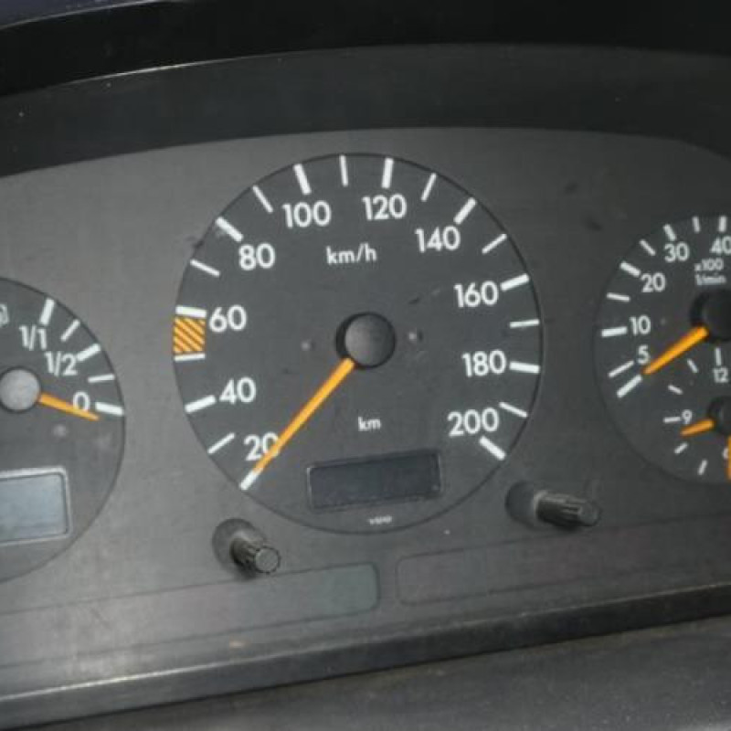 Capot MERCEDES VITO 638 Photo n°8