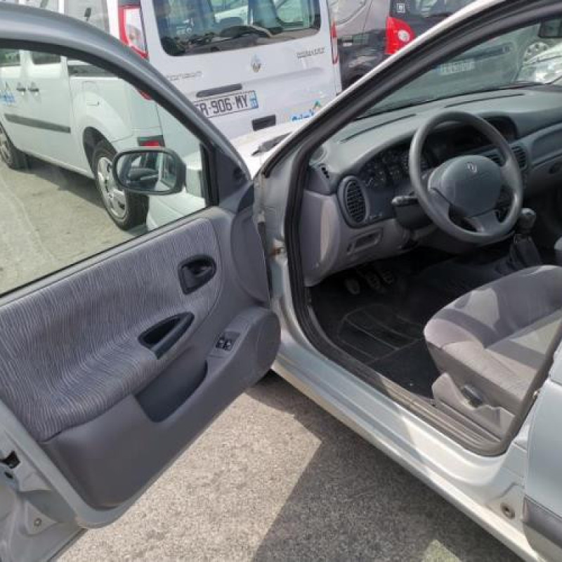 Compresseur clim RENAULT MEGANE 1 Photo n°8
