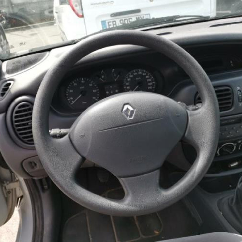 Compresseur clim RENAULT MEGANE 1 Photo n°12