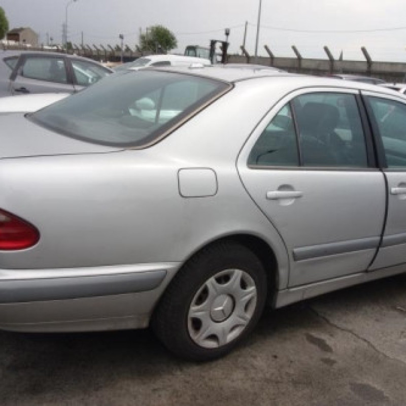 Traverse superieure MERCEDES CLASSE E 210 Photo n°4
