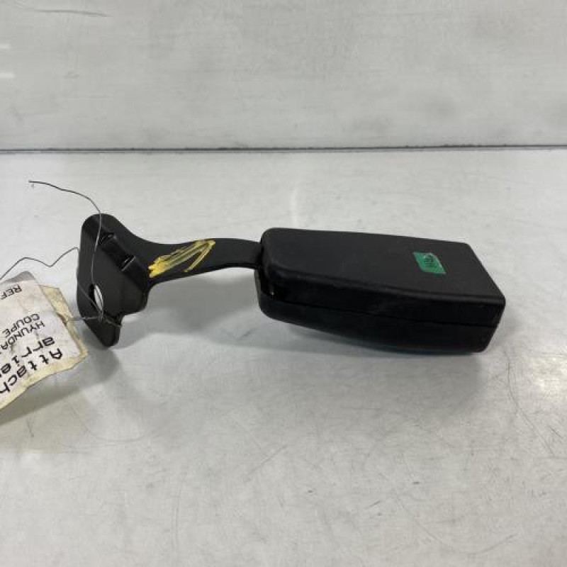 Attache ceinture arriere droit HYUNDAI COUPE 2 Photo n°3