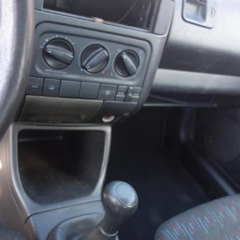 Attache ceinture avant droit VOLKSWAGEN GOLF 3 Photo n°9