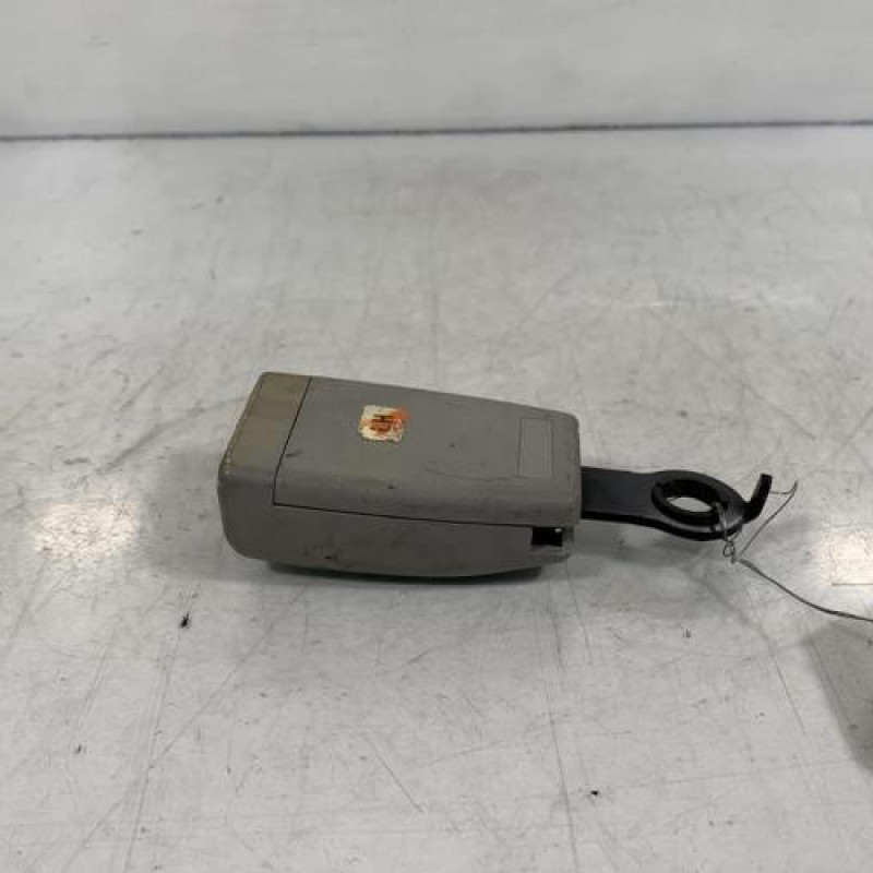 Attache ceinture arriere gauche HYUNDAI TRAJET Photo n°2