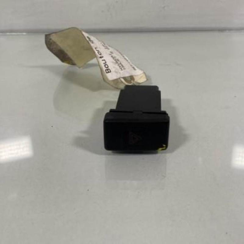 Bouton de warning HYUNDAI TRAJET Photo n°1
