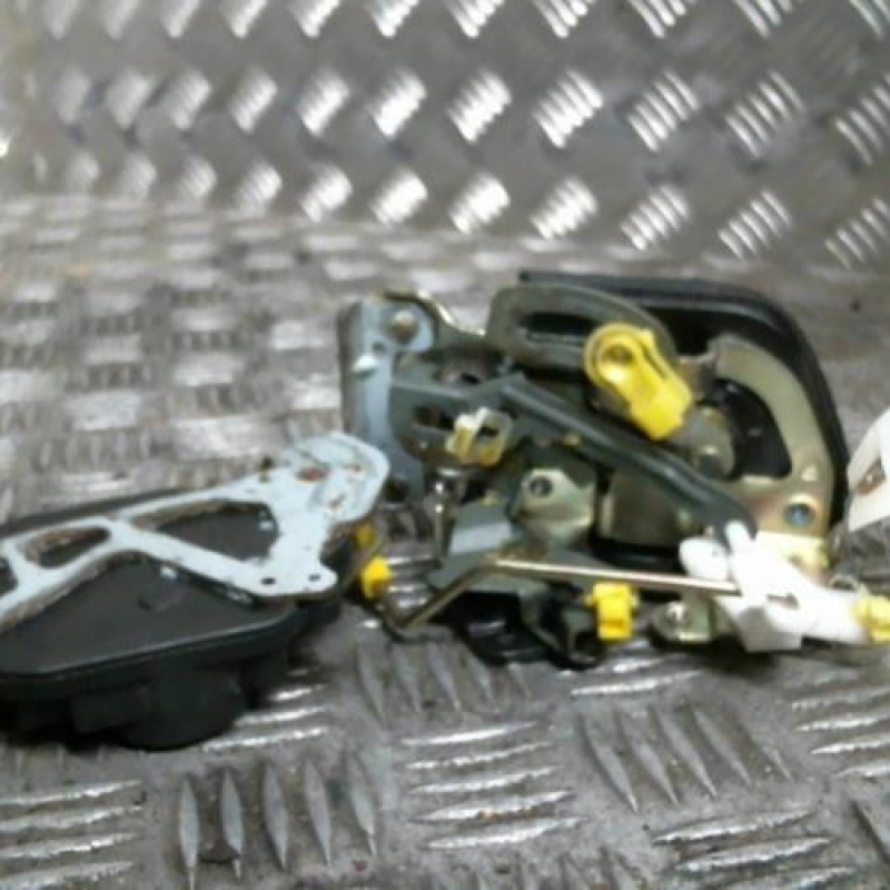 Serrure arriere droit HYUNDAI TRAJET Photo n°2