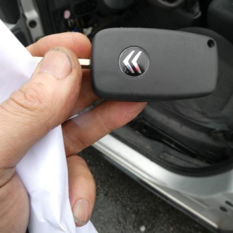 Attache ceinture avant droit CITROEN NEMO Photo n°13