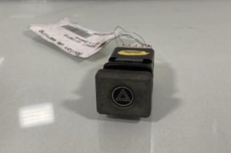Bouton de warning RENAULT R9 Photo n°1