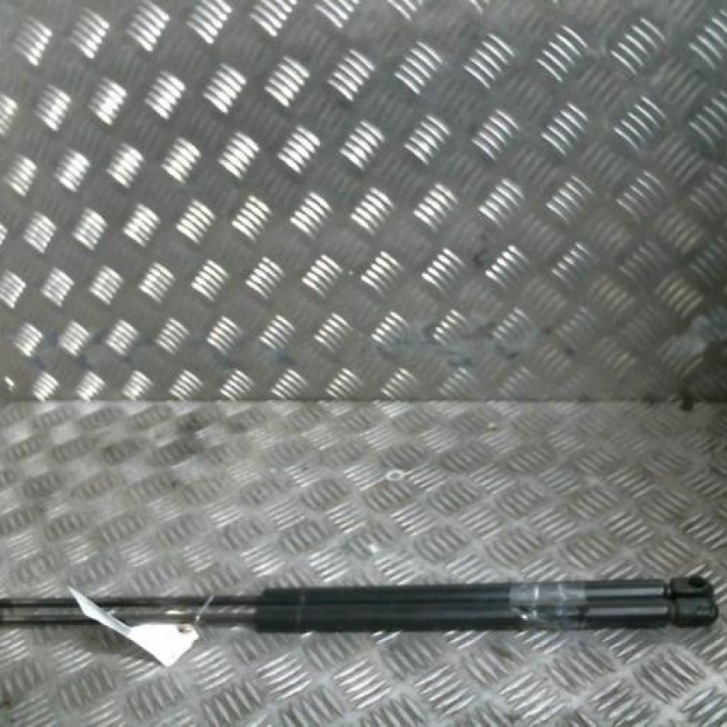 Verin de coffre MAZDA 121 3 Photo n°1