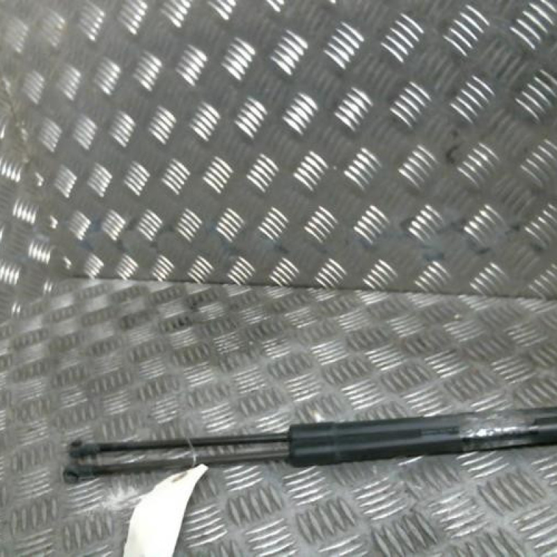 Verin de coffre TOYOTA YARIS 2 Photo n°1