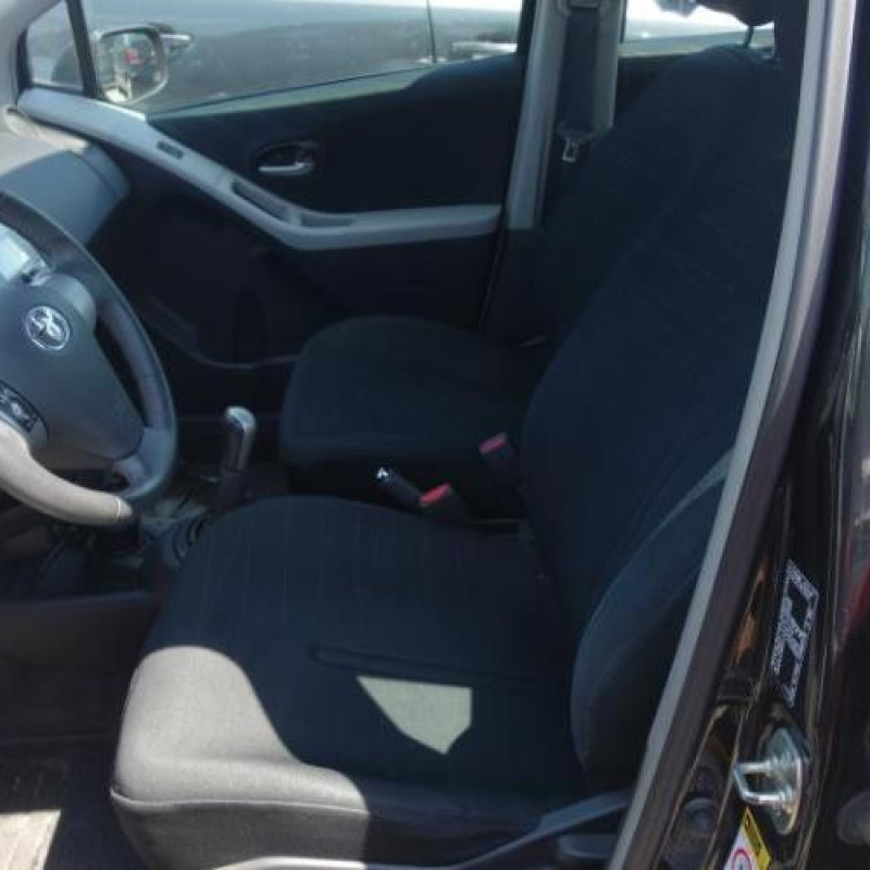 Verin de coffre TOYOTA YARIS 2 Photo n°8