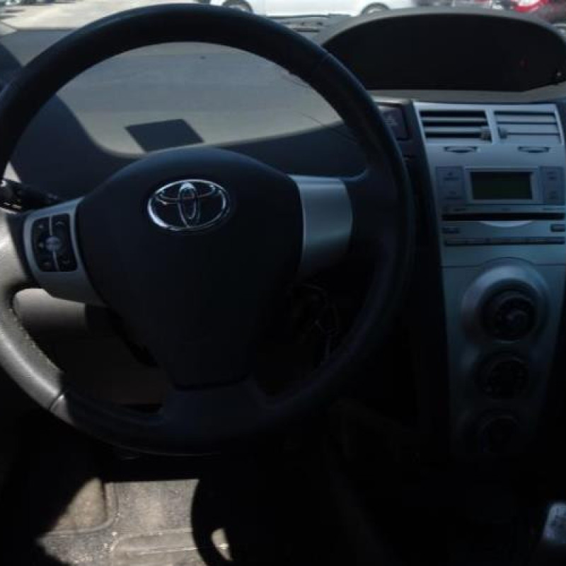 Verin de coffre TOYOTA YARIS 2 Photo n°10