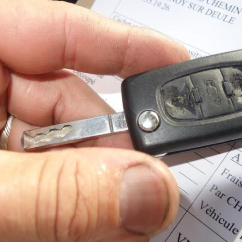 Attache ceinture arriere droit PEUGEOT 407 Photo n°15