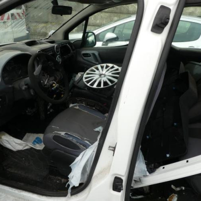 Attache ceinture avant droit PEUGEOT PARTNER 2 Photo n°8