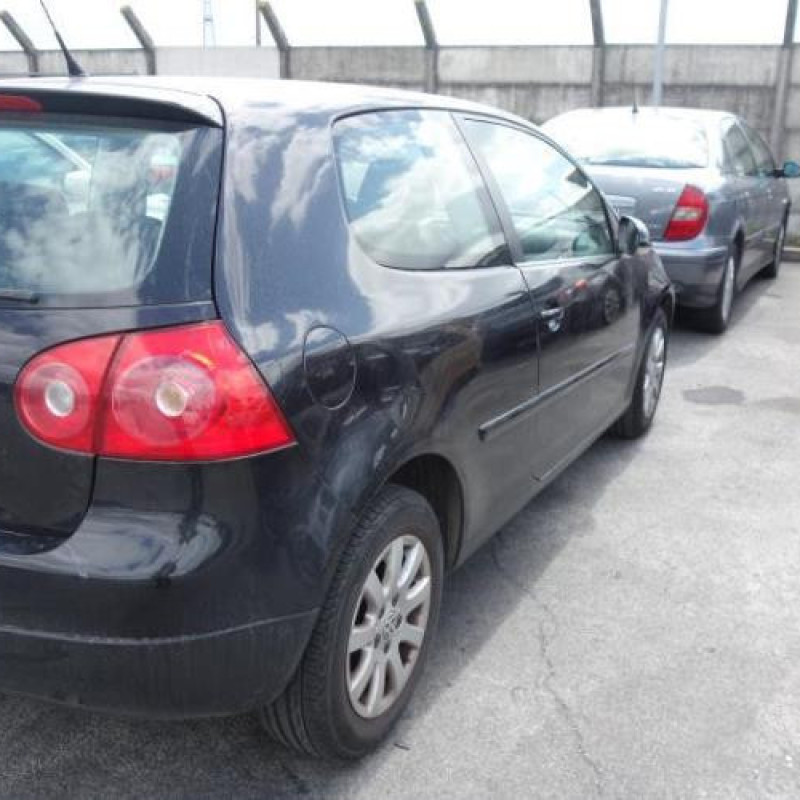 Attache ceinture avant droit VOLKSWAGEN GOLF 5 Photo n°7