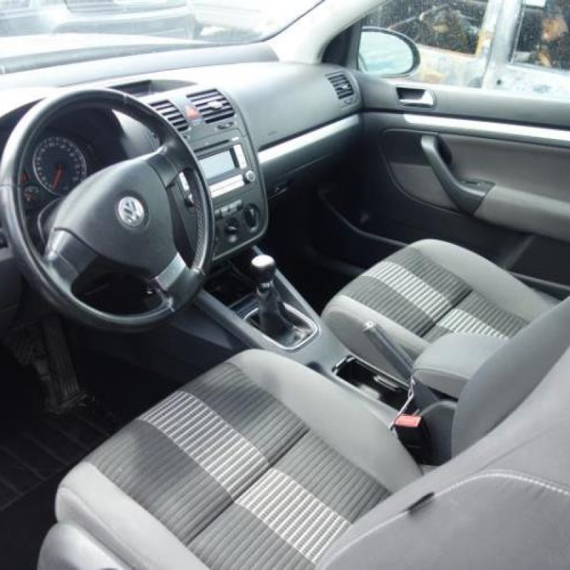 Attache ceinture avant droit VOLKSWAGEN GOLF 5 Photo n°8