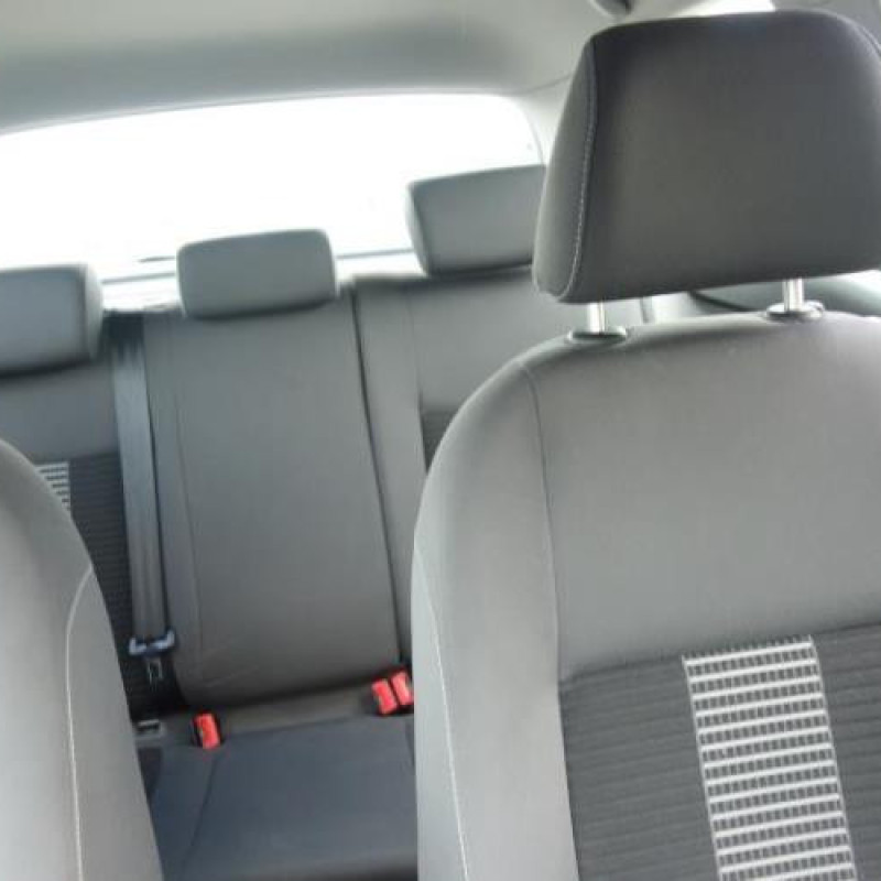 Attache ceinture avant droit VOLKSWAGEN GOLF 5 Photo n°9